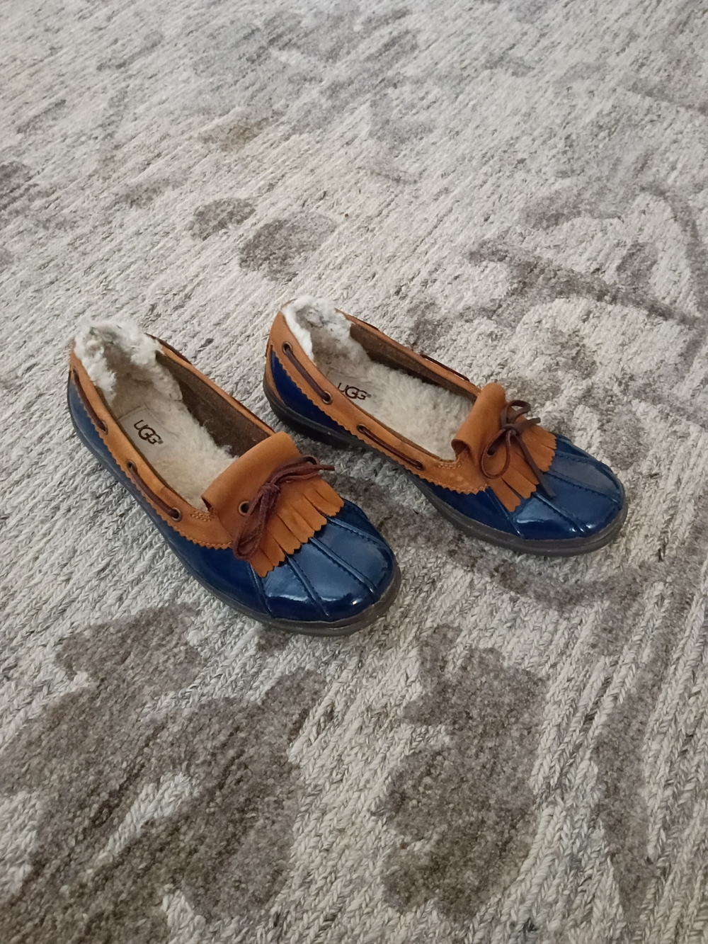 UGG Ashdale Navy Blue Patent Leather Shearling-Lined Duck Boat Shoes – Size 7